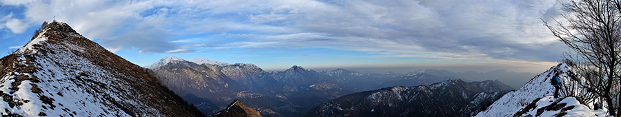 Dalla selletta tra cima e aniticima sud del Monte Gioco vista panoramica verso la Val Serina